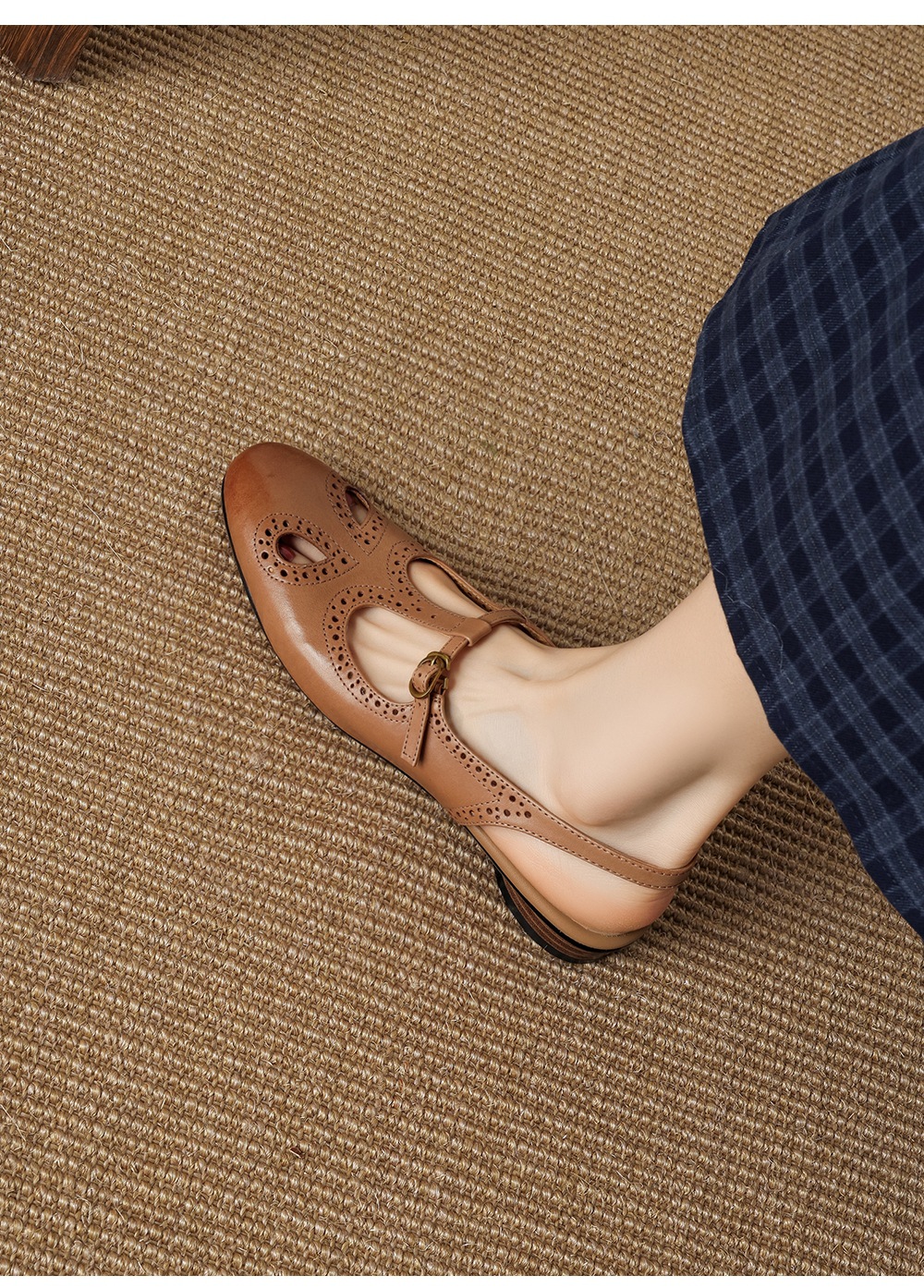 Sandal nữ quai ngang mũi kín da bò cổ điển gót thấp — màu nâu chi tiết 15