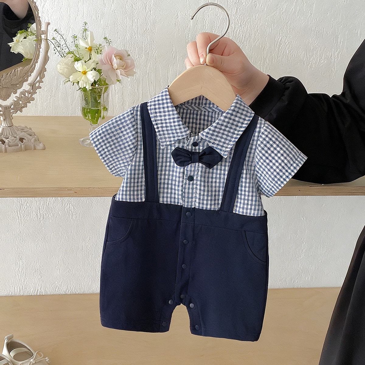 New baby plaid patchwork overalls bodysuit, gentleman's shirt, short-sleeved romper, comfortable summer romper for baby boys.