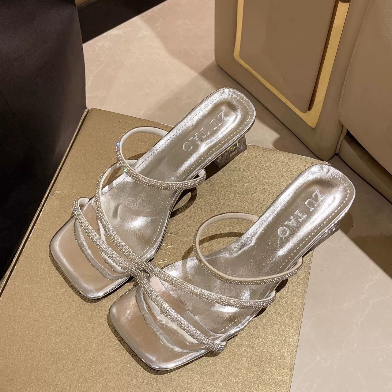 Женские босоножки на высоком каблуке с кристаллами, французский стиль, новинка 2025 года, фееричный дизайн, однорядные, на толстом каблуке с кристаллами