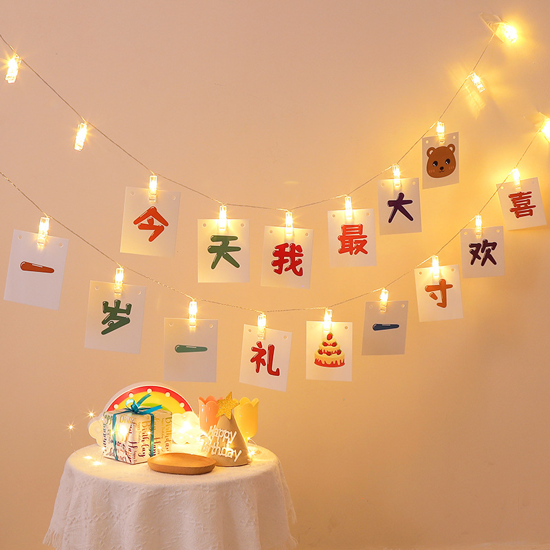 Dekorationen für den ersten Kindergeburtstag: Leuchtclips, Lichterketten, Hintergrundbanner, Überraschungsszene_voghion.com