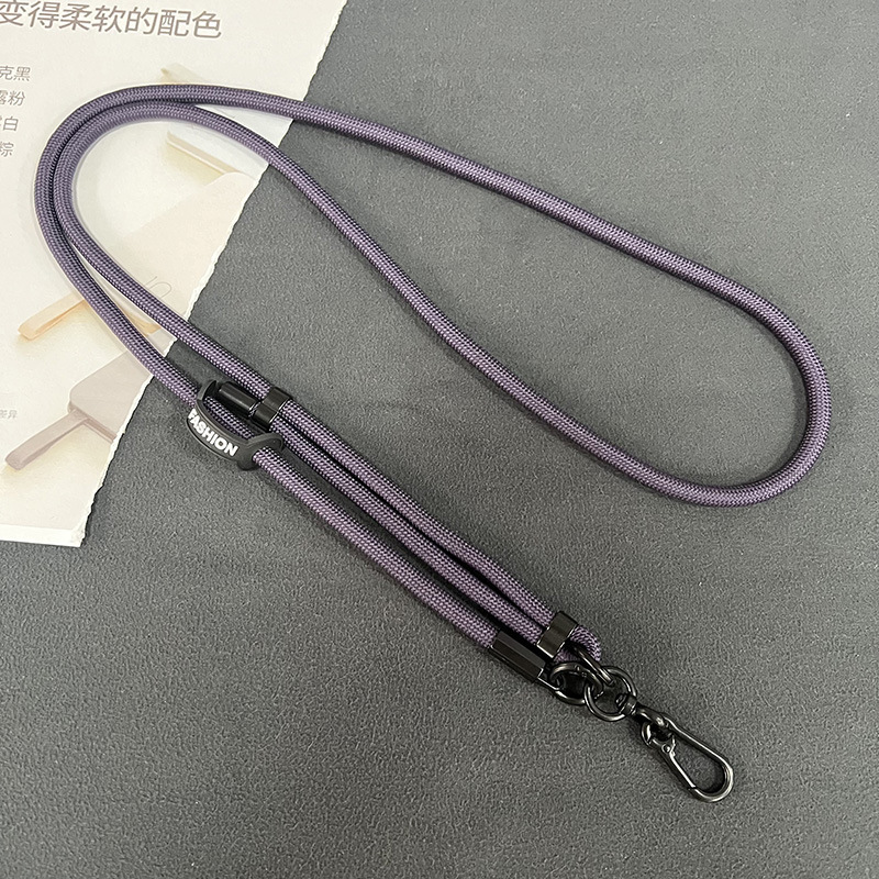 日系8mm携帯電話のストラップは、携帯ケースのストラップに斜めにまたがっています。|undefined