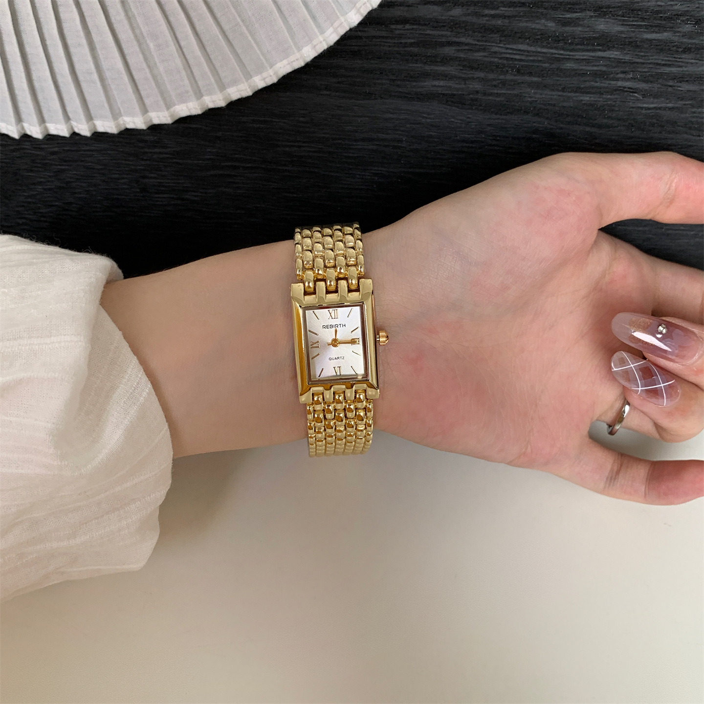Women’s Rectangular Gold Quartz Watch With Stainless Steel Strap_voghion.com
