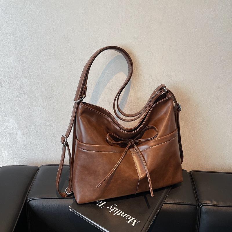 Bolsos de gran capacidad de otoño e invierno de comercio exterior para mujer 2024 nuevo bolso retro de alta gama con sentido Tote mochila de un solo hombro de todo fósforo