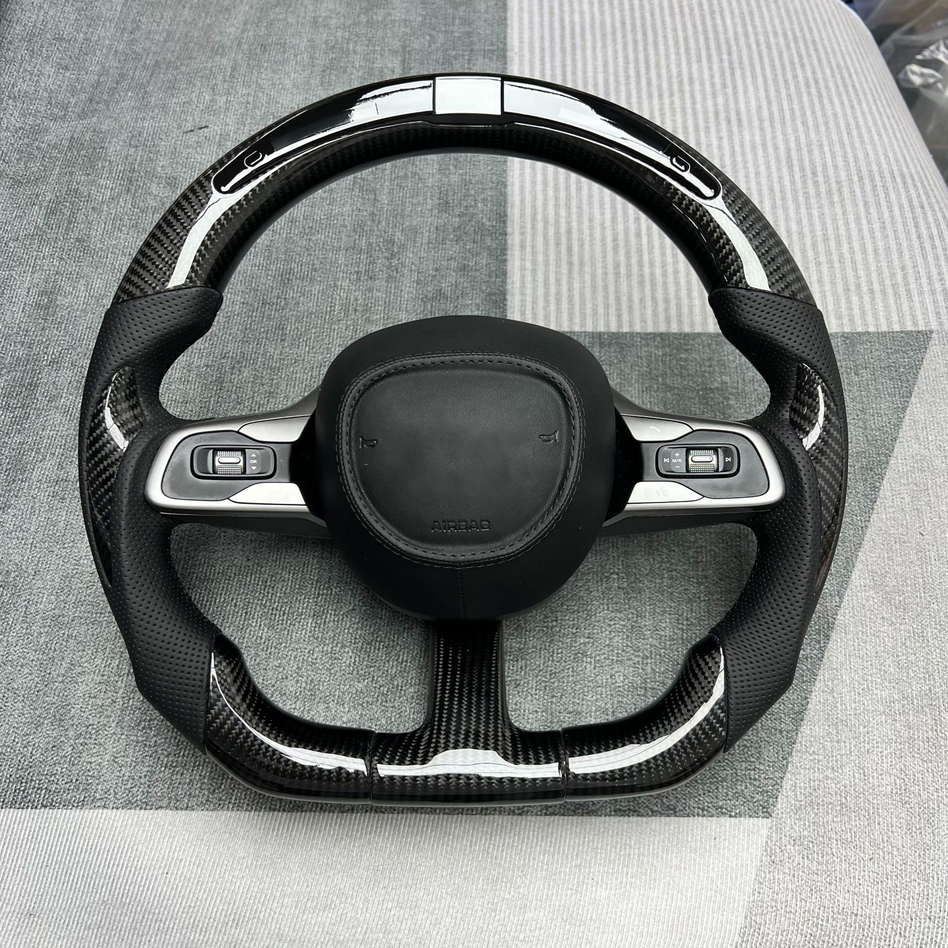 Manufacturer-Customized Carbon Fiber Steering Wheel Processing Suitable for Trumpchi E8/Trumpchi M8/Trumpchi M6/Trumpchi Gs8 Emkoo