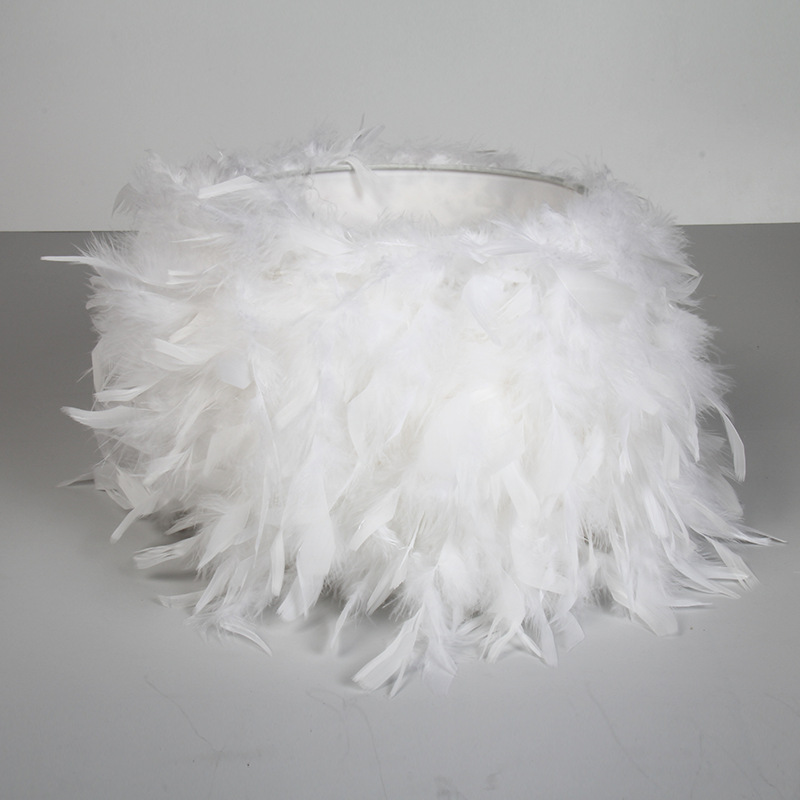 Lámpara de pie cubierta de plumas dormitorio moda creativa hecha a mano pluma pantalla lámpara de mesa pantalla fábrica al por mayor