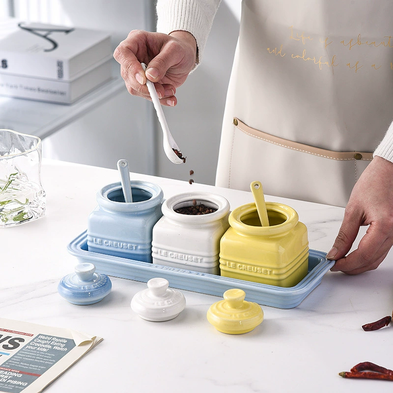 Керамическая баночка для специй Le Creuset с ложкой, в подарочной коробке, для соли и сахара.