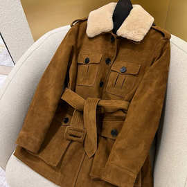 2025冬季新款精致优雅气质连帽随性柔韧时髦舒适收腰羊皮羽绒服