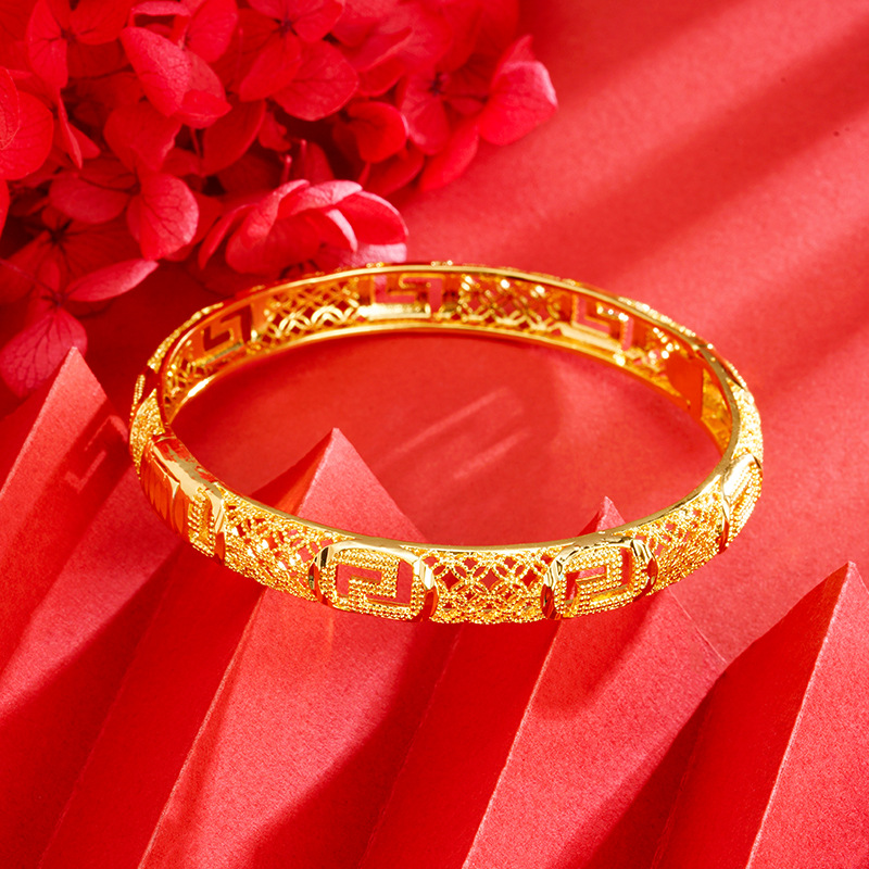 Estilo chino oro hueco hebilla pulsera patrón de espalda antigua artesanía hombres y mujeres chapado en oro TikTok vivo caliente al por mayor