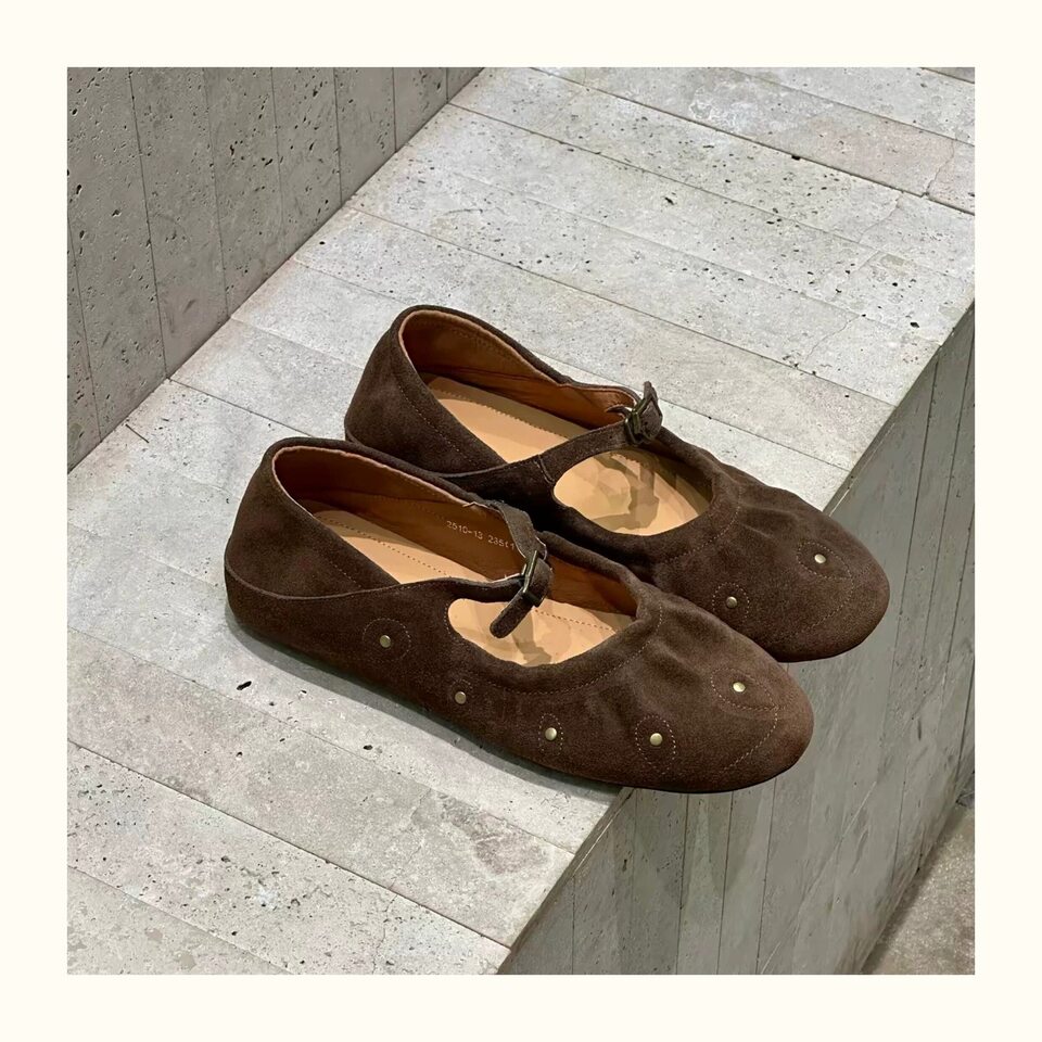 Giày bệt nữ Mary Jane mũi tròn cổ nông đính đinh tán khóa ngang, đế bằng 1 cm — Màu caramel, Màu cà phê chi tiết 6
