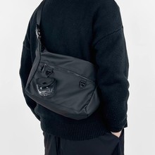 新款日系单肩斜挎包男潮牌学生运动背包通勤包休闲邮差包女ins包