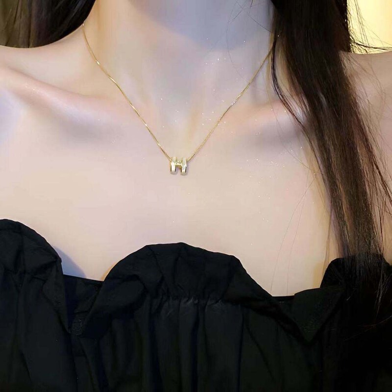本物の金メッキジルコンのアルファベットのペンダントのネックレスは小さくてシンプルです。|undefined