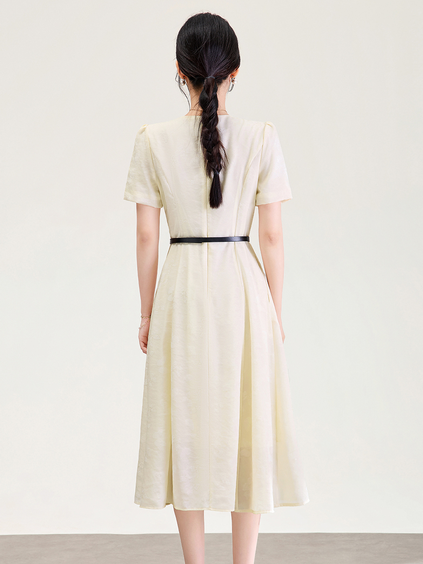 Đầm maxi nữ thắt eo họa tiết bướm jacquard kiểu Pháp — màu be