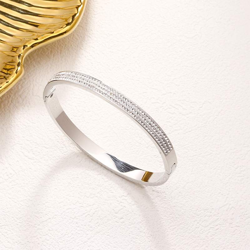 En stock fábrica directa Transfronteriza Popular electrochapado 18K pulsera de acero de titanio femenina personalidad no se desvanece moda nicho moda