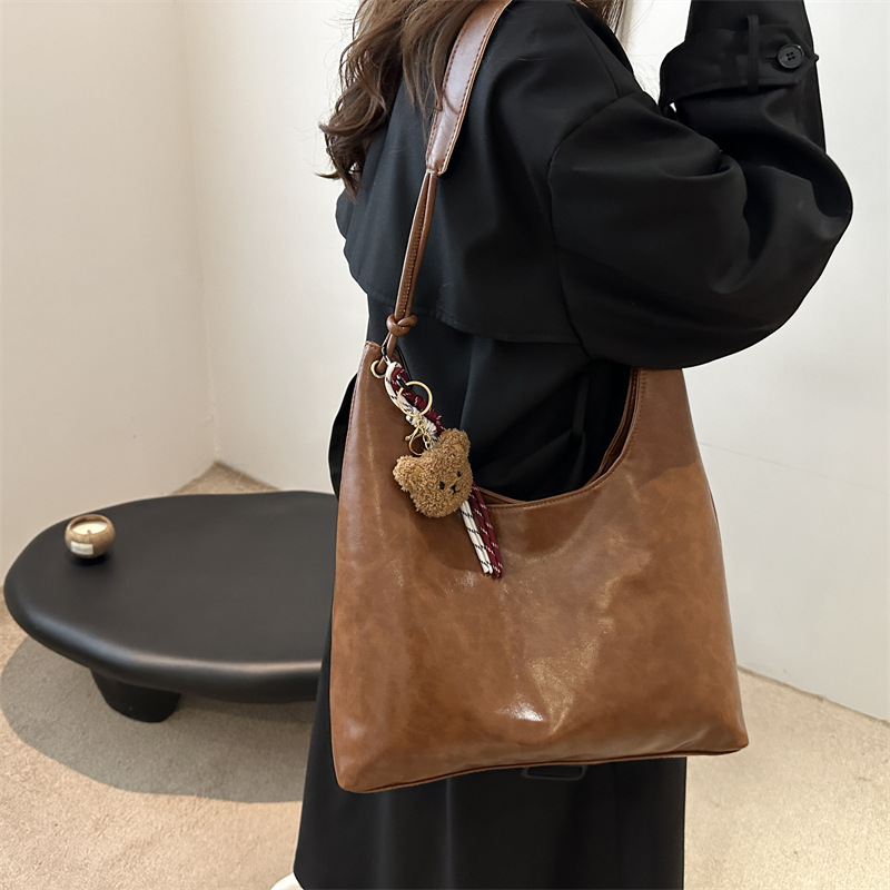 Bolso de hombro de gran capacidad de cuero blando de invierno 2024 nuevo estilo versátil bolso de brazo bolso de moda bolso especial para mujeres