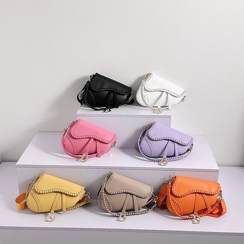 Foreign trade wholesale Women's bag new fashion retro hand-woven hand-held saddle bag personalized all-match shoulder messenger bag Foreign trade wholesale Women's bag new fashion retro hand-woven hand-held saddle bag personalized all-match shoulder messenger bag