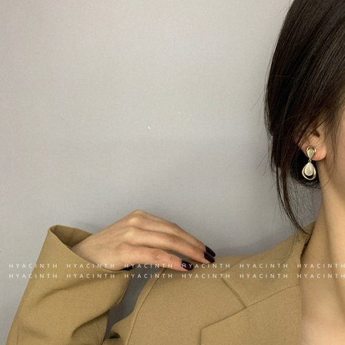 Korean fashion large cat eye earrings, simple French retro style, Internet celebrity personality water drop earrings, temperament, slimming face