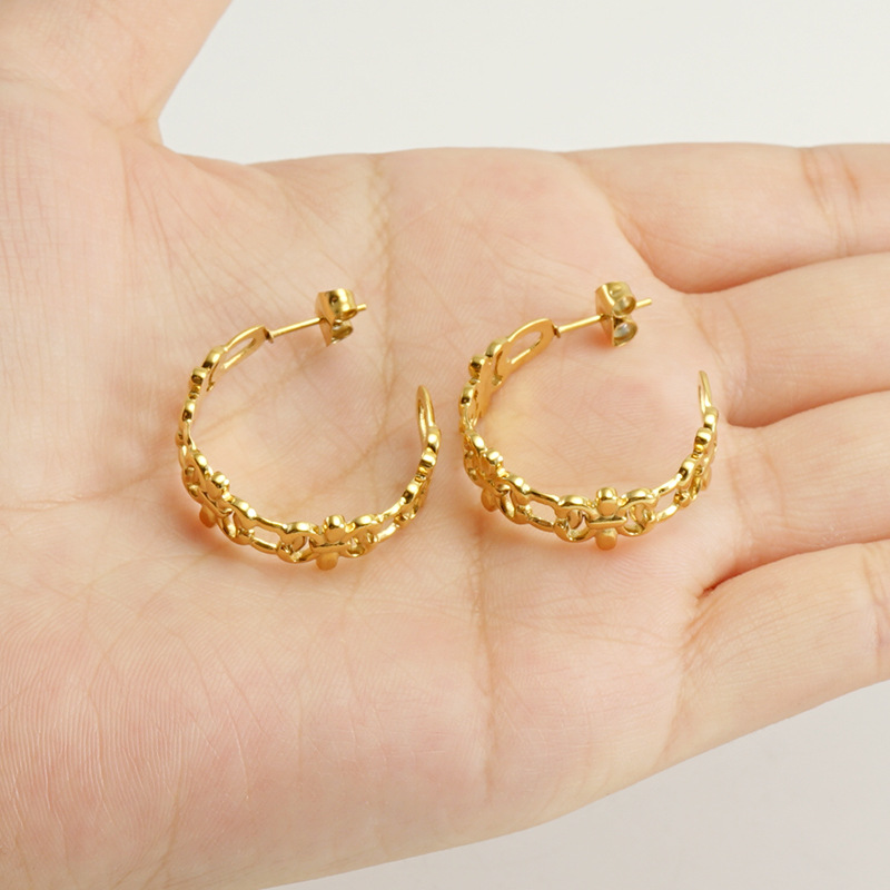 Pendientes de acero inoxidable europeos y americanos transfronterizos, personalizados, de diseño hueco, estilo retro de lujo ligero, de acero titanio y oro de 18k para mujer.