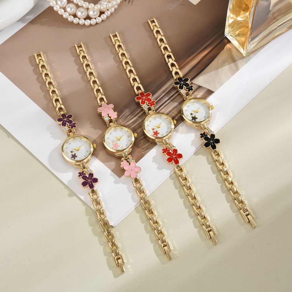 Los nuevos ins exquisitos y versátiles, temperamento compacto, lujo ligero, tendencia de la moda, esfera de cinco flores pequeñas, pulsera, reloj femenino