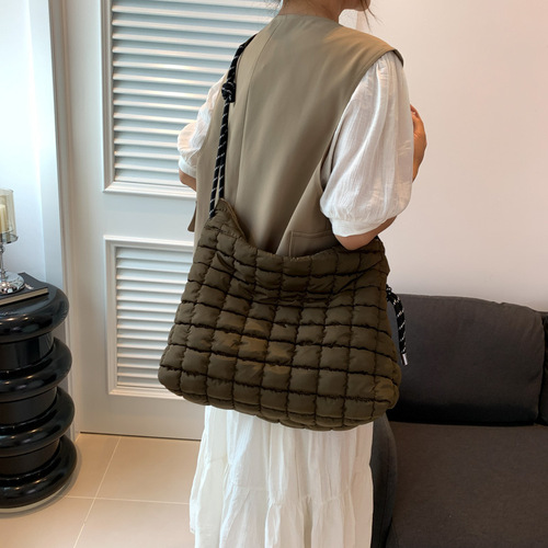 Diamond-pattern embroidery cloud-shaped down cotton-padded jacket bag, niche pleated single-shoulder bag, Korean-style crossbody bag, large-capacity tote bag.