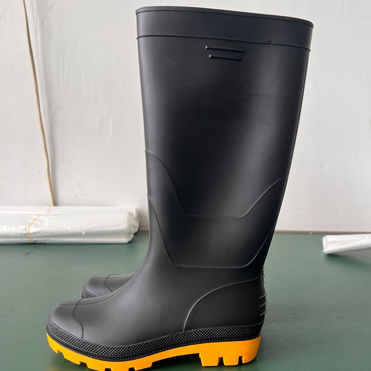 Zapatos de lluvia de protección laboral de PVC para hombres zapatos de goma antideslizante de barril alto zapatos de agua espesar tendón fuente al por mayor