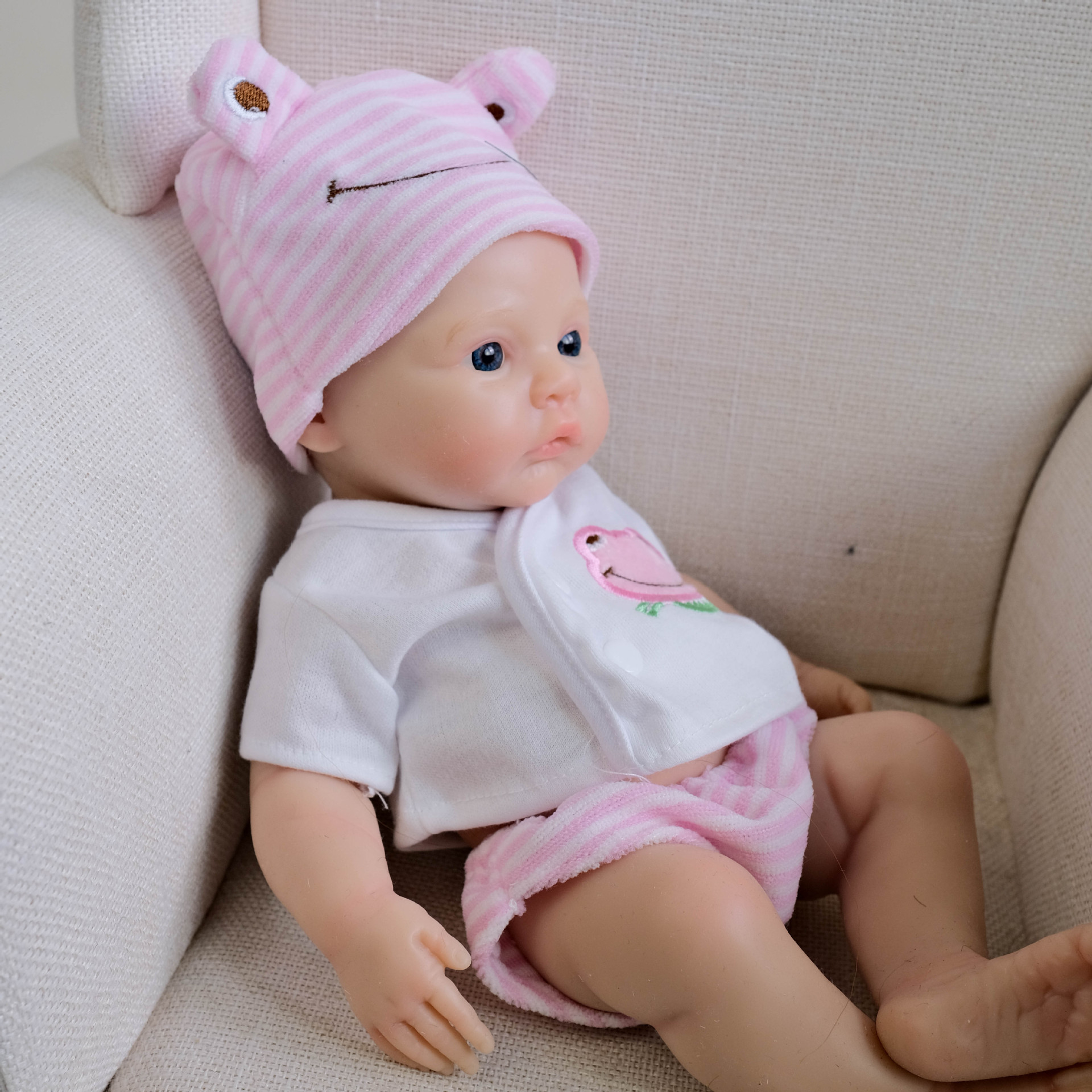 12 pulgadas pequeña rana rosa impresa camisa blanca Q bala muñeca de simulación sólida para niños Navidad sólida silicona