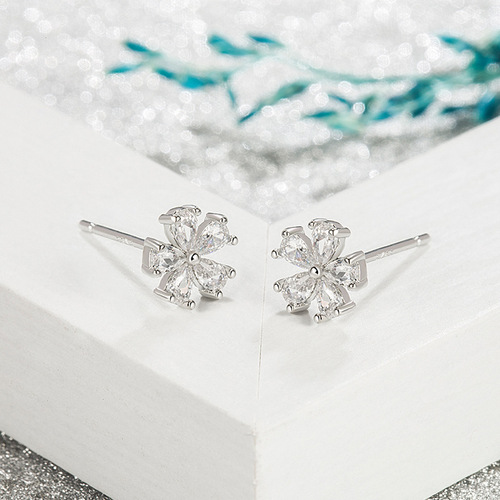  new five-petal flower shaped earrings are extremely simple, fresh, elegant, flowery, versatile, small and super fairy.
