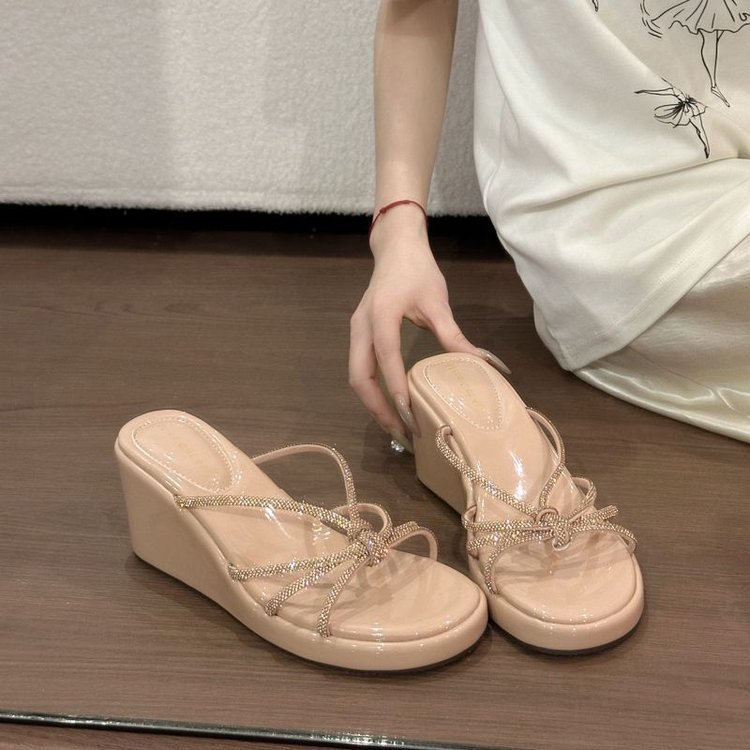 Explosión de pendiente con zapatillas de una sola línea para mujeres 2026 verano nuevo aumento de altura con falda de diamante zapatillas para mujeres