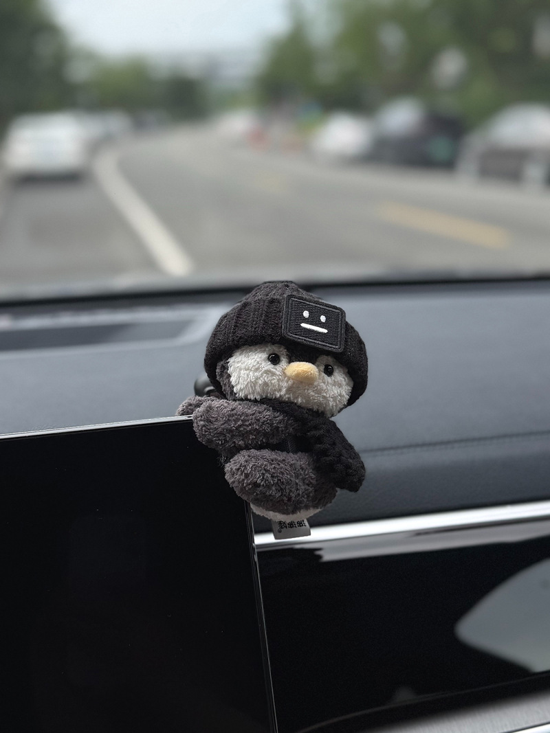 Cool penguin etc. stand doll, detachable, no-stick magic accessory, car dashboard decoration, cute center console ornament