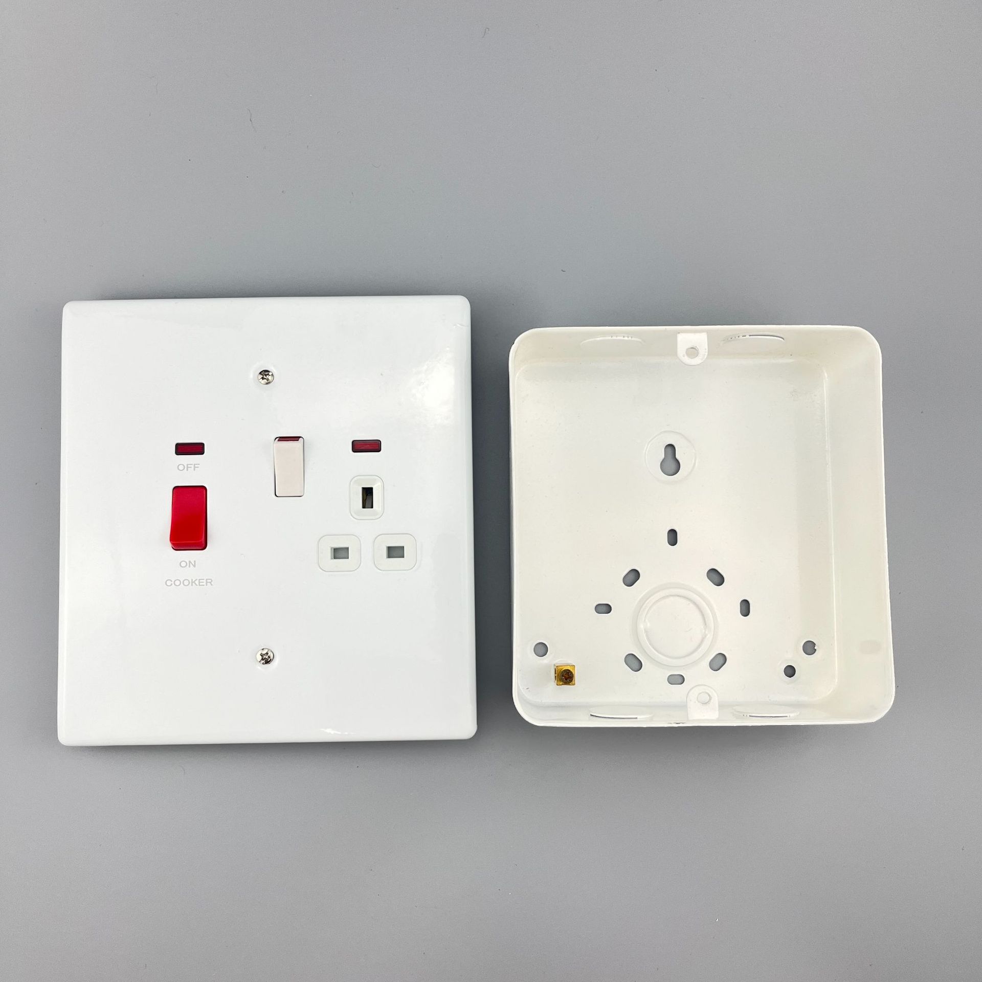 英标45A厨房开关带13A明装插座带底盒 DP双极双断厨房电源插座6X6