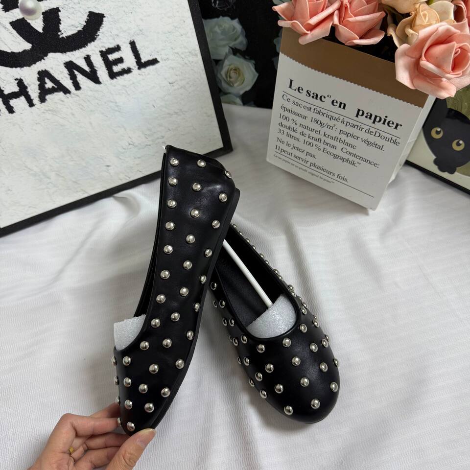 Giày búp bê nữ da bò thật mũi tròn đính đinh tán, xỏ chân, đế bệt — màu đen