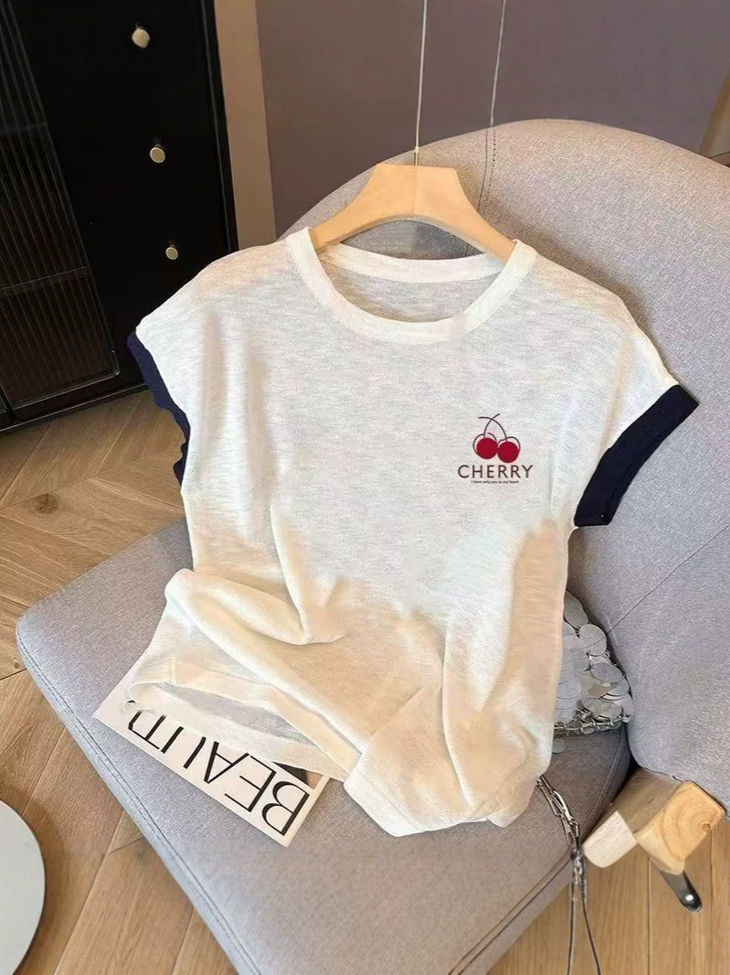 Áo thun nữ cổ tròn rộng, in họa tiết hoa ngọt ngào, chất liệu mỏng nhẹ, form rộng suông — màu trắng