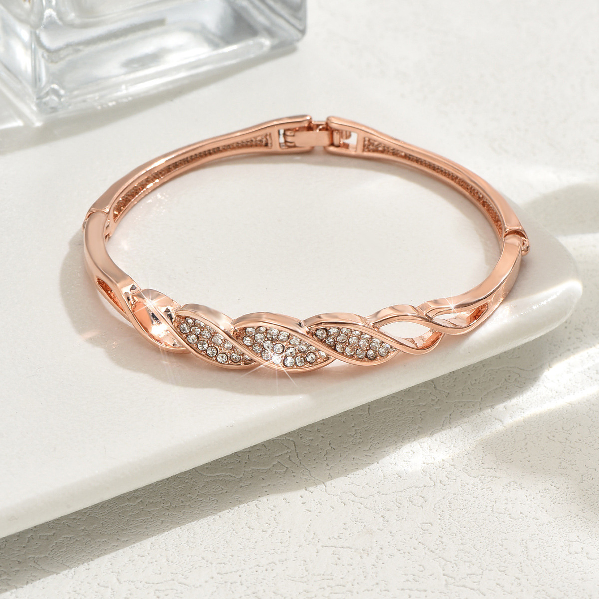 Accesorios transfronterizos de diamantes de moda simple pulsera de aleación ligera de lujo de alto nivel sensación fría nueva joyería al por mayor