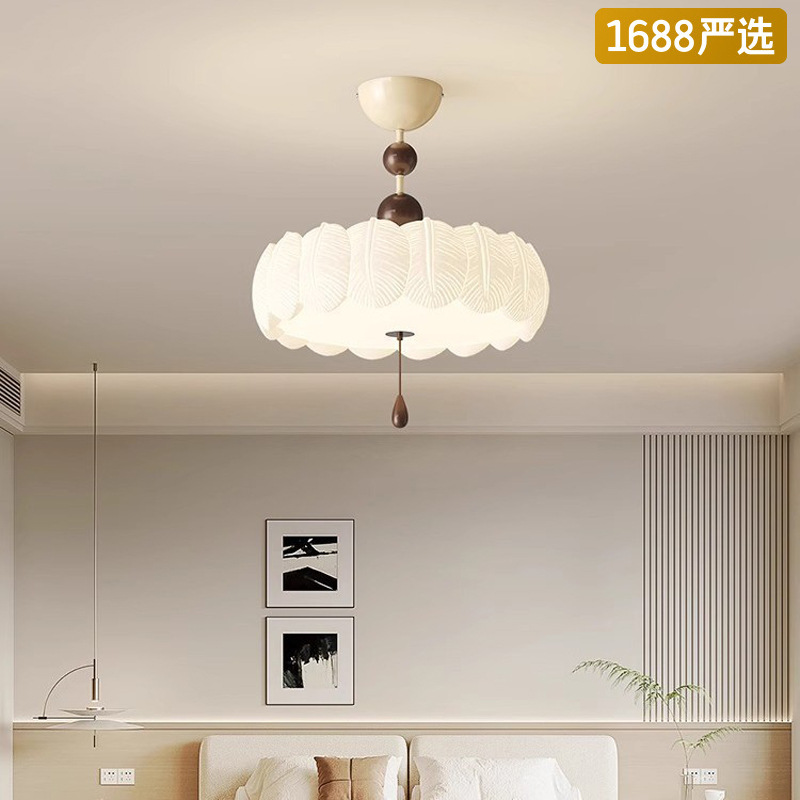 [Seleccionado] Lámpara de techo de estilo crema medieval francesa, plumas creativas retro, dormitorio principal cálido y romántico