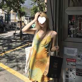 度假风彩色线条感吊带裙2026年新款轻熟个性性感辣妹修身显瘦显白