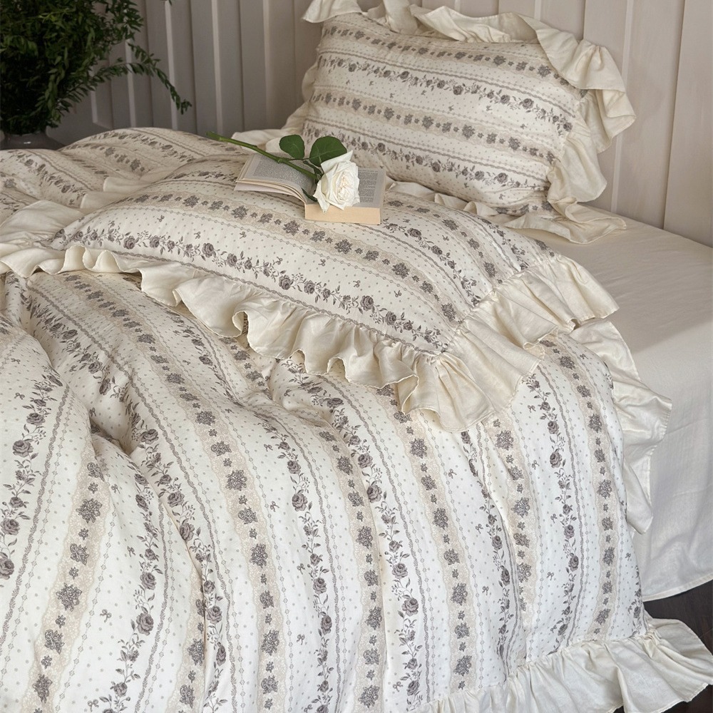 Conjunto de quatro peças em gaze dupla de algodão puro com estampa de rosas, estilo boho romântico vintage nórdico francês. Inclui capa de edredom e cama de renda retrô em algodão puro._voghion.com