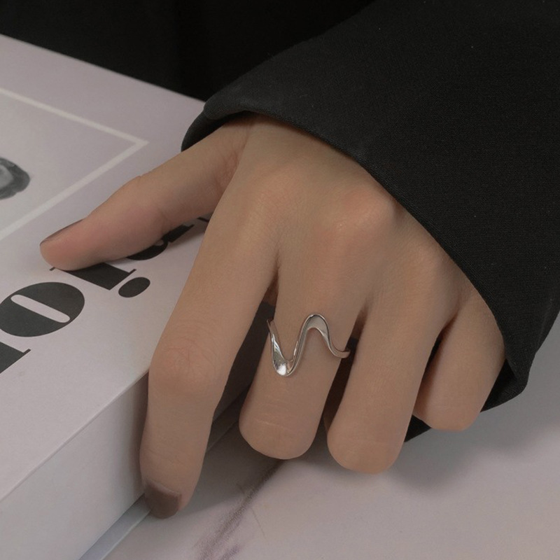 Anello in metallo stile minimalista con dito indice aperto e regolabile Mobius Twisted French Wave_voghion.com