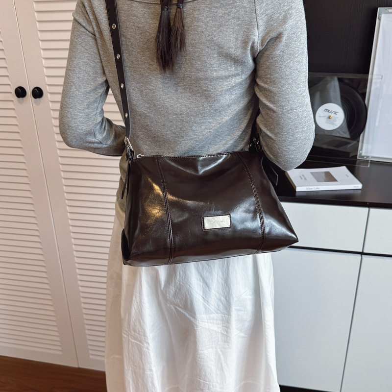 Transfronterizos retro bolsas de brazo de mano mujeres 2025 invierno nueva moda simple bolso de hombro universal mochila de viaje