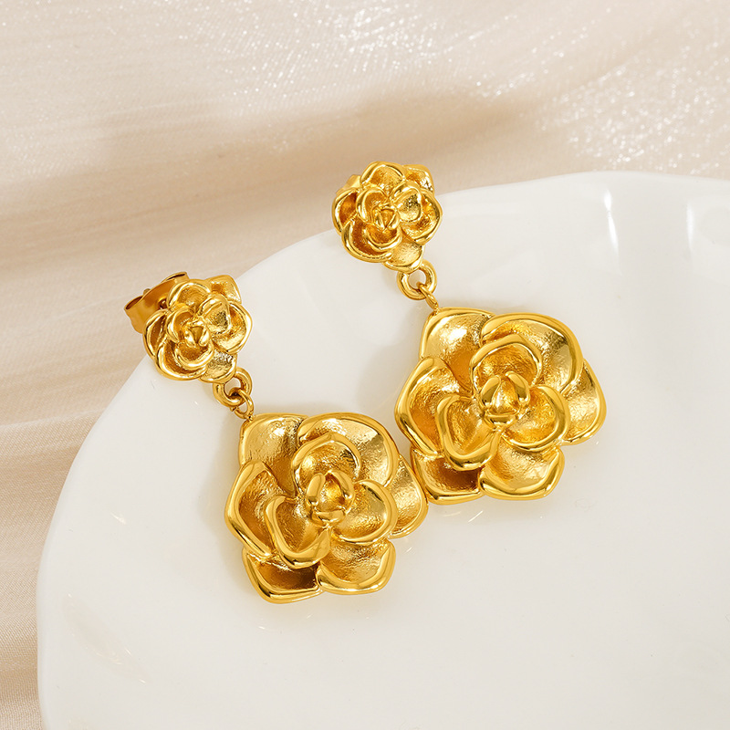 Europa y América de estilo femenino de oro 18K de acero inoxidable colgante de rosa pendientes de moda de alta calidad personalidad pernos de flores al por mayor