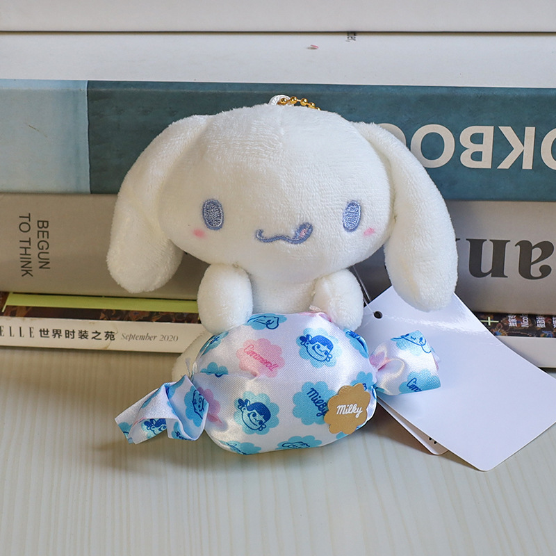 キャンディクロミのぬいぐるみを抱いています。|undefined