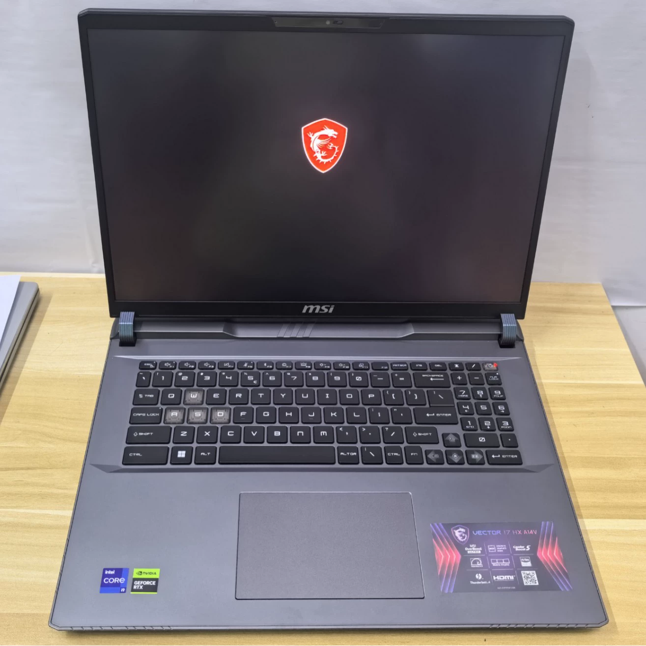 Ноутбук MSI Titan 17 2024, Intel Core i9-14900HX, 32 ГБ ОЗУ, RTX 4060 140W, 17.3" 2.5K 240Гц