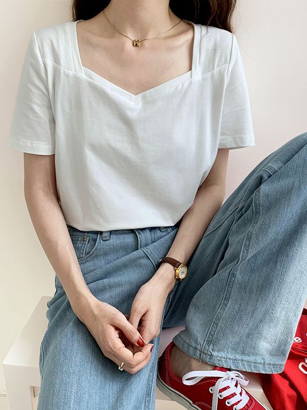 女性のための白い半袖 T シャツ 2025 夏の新スタイルスクエアネックルーズレトロ右肩 V ネックデザインニッチトップトレンディ|undefined
