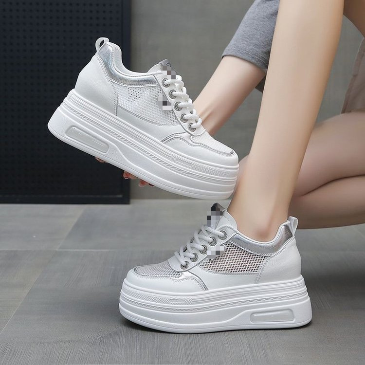 Red zapatos blancos para mujeres verano 2026 nuevo tipo delgado transpirable casual hombre pequeño aumento de altura de suela gruesa zapatos de red para mujeres