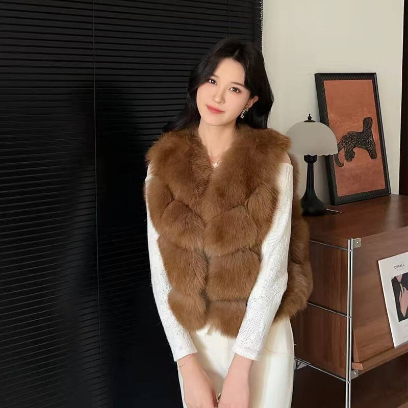 26 Autumn/Winter new collection: faux fur vest, inspired by imported Finnish fox fur, women's clothing, youthful, elegant, and stylish