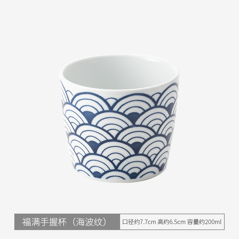 Fuman holds the cup in his hand (sea ripple)