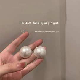 肌理感法式复古褶皱珍珠半圆耳环夸张小香风轻奢磨砂纹理设计耳钉