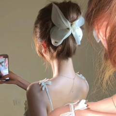 雪霧蝶のような光沢のあるガーゼとキラキラ輝くダイヤモンドのバタフライヘアクリップ、優しい雰囲気の薄手のガーゼヘアクリップ、後頭部の髪をまとめるシャーククリップ、軽やかな高級感