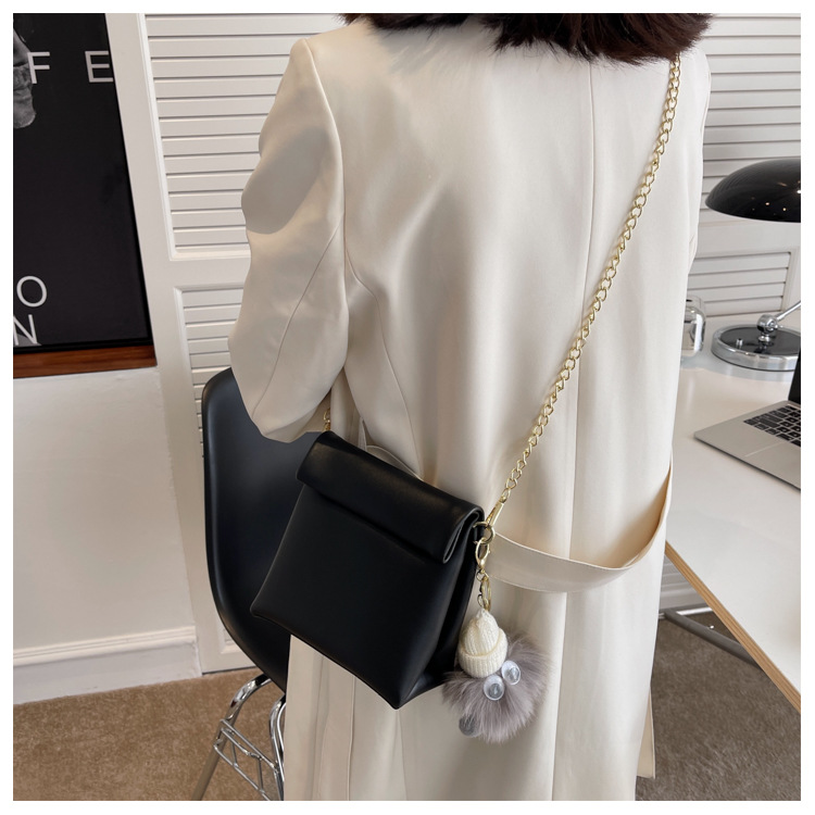 2022 Spring New Fashion Chain Messenger Bag Simple Ladies Small Bag 17*17.5*8cm display picture 4