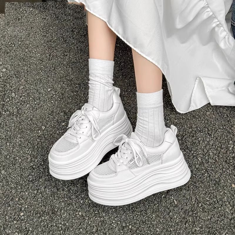 Zapatos blancos de suela gruesa para mujer 2025 verano nuevo estilo malla transpirable moda todo-fósforo ligero realce deportes y zapatillas de deporte de ocio