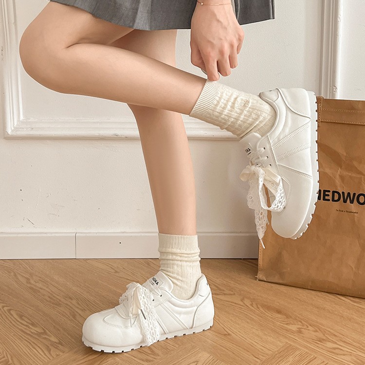 2025 nuevos zapatos de entrenamiento alemán de encaje para mujer, zapatos blancos de suela fina de punta redonda deportiva transpirable de verano casual de todo fósforo estilo ballet