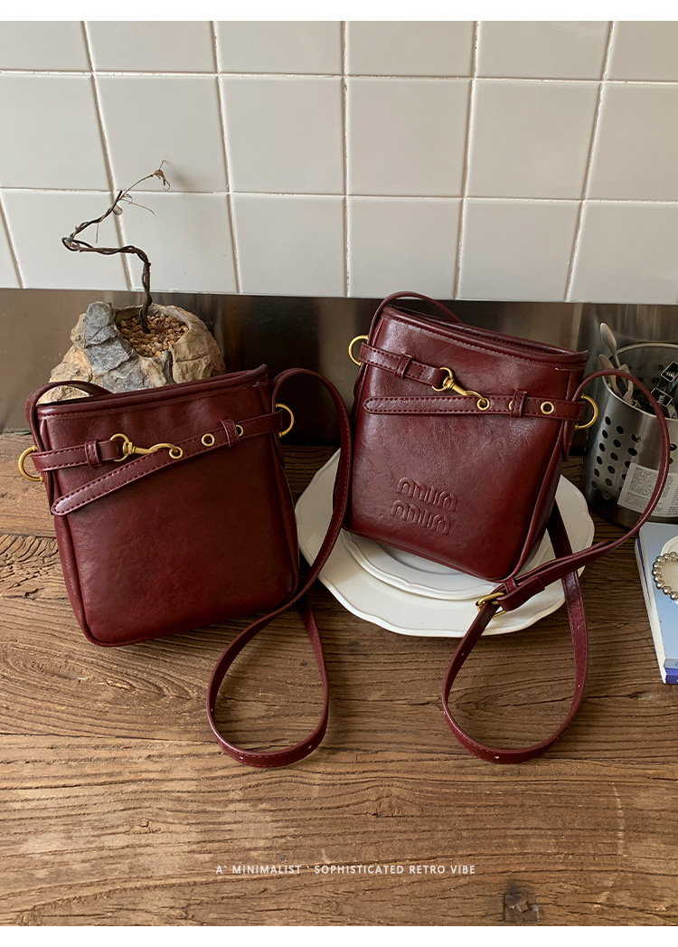 Texturas transfronterizas retro bolso cuadrado para mujeres otoño y invierno 2025 nuevo estilo simple temperamento mochila de hombro para viajes versátil mochila